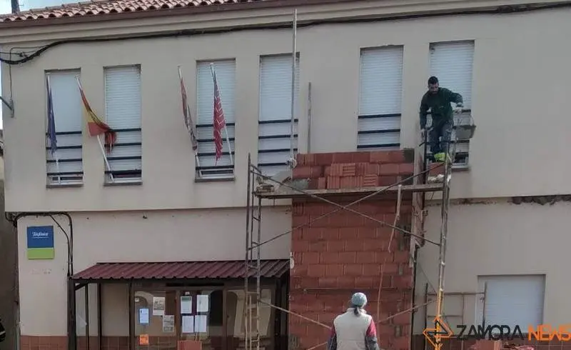 Obreros trabajan en la instalación del ascensor