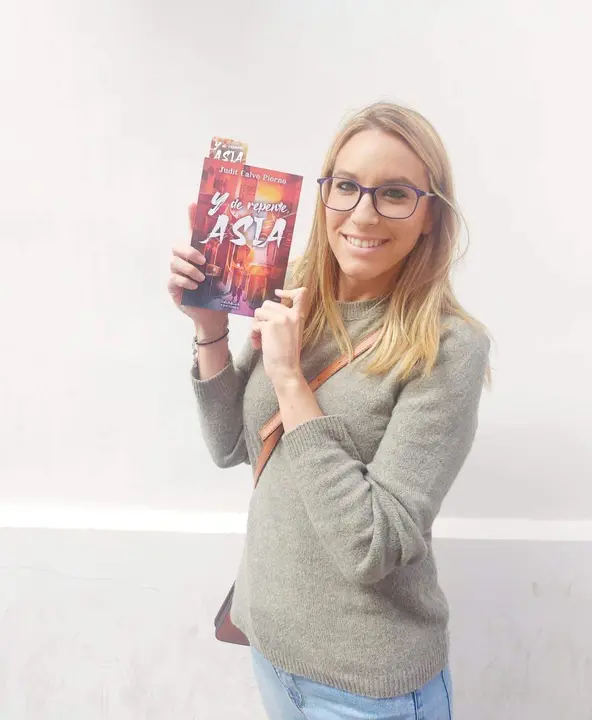 La periodista zamorana Judit Calvo con su primera novela. Fotografía: CEDIDA