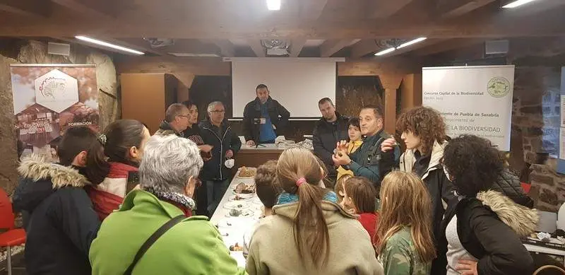 Familias escuchan la charla del micólogo