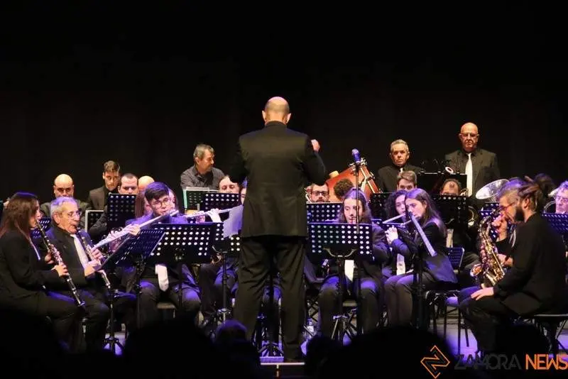 Actuación de la Banda Nacor Blanco en el Teatro Ramos Carrión