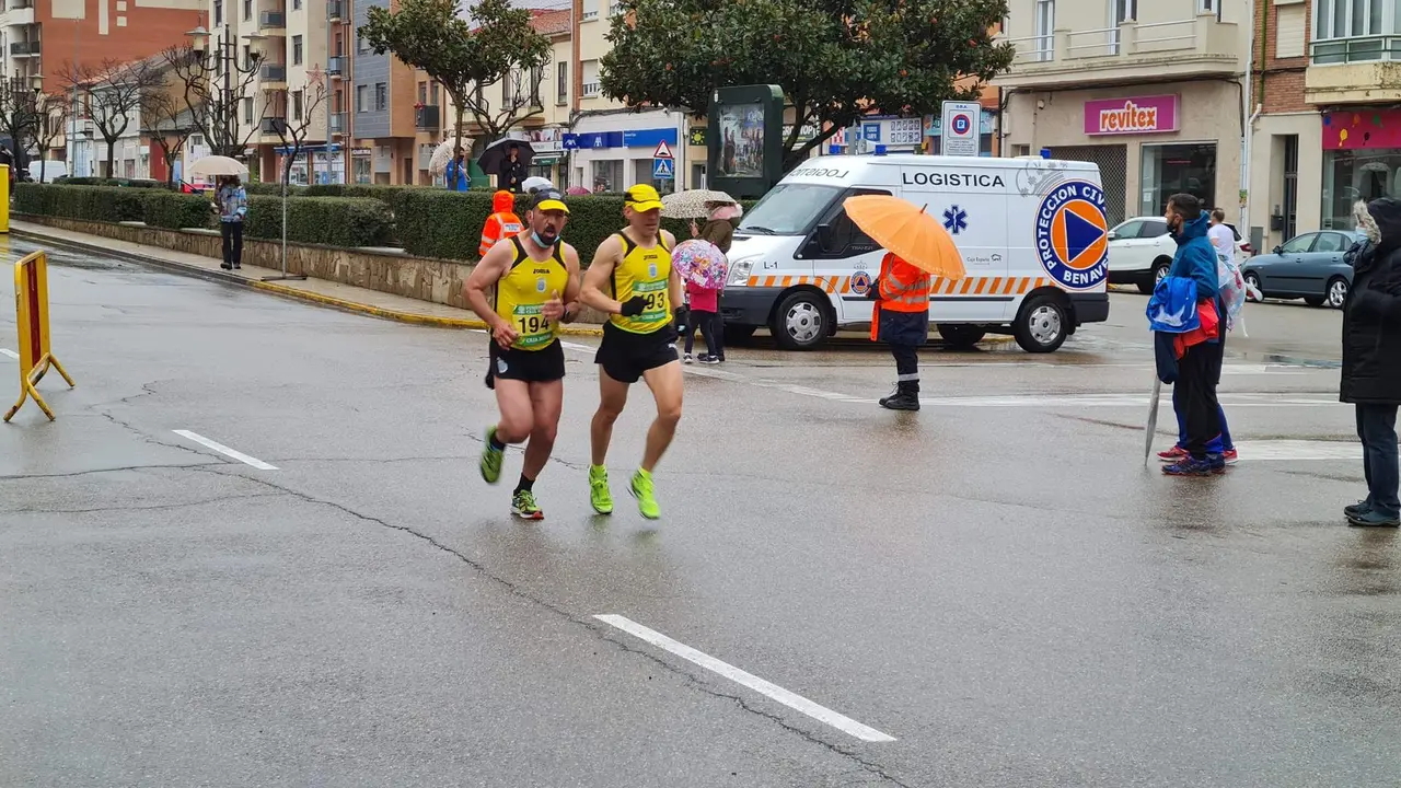 Alejandro Fernández y Francisco Vega durante la prueba trail medio en Carpurias. Fotografía: Benavente Atletismo