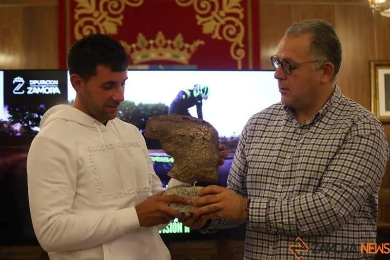 Escribano recoge el. Foto Marcos Vicente