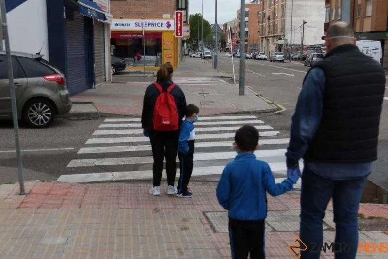 Niños de camino al colegio