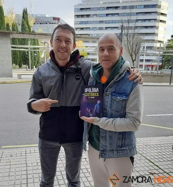 El autor muestra su libro tras la entrevista