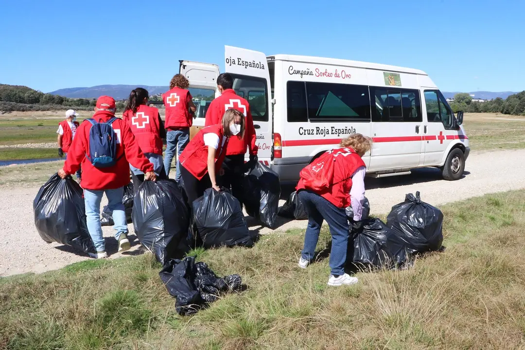Cruz Roja en Zamora se suma de nuevo a la campaña contra la “basuraleza”