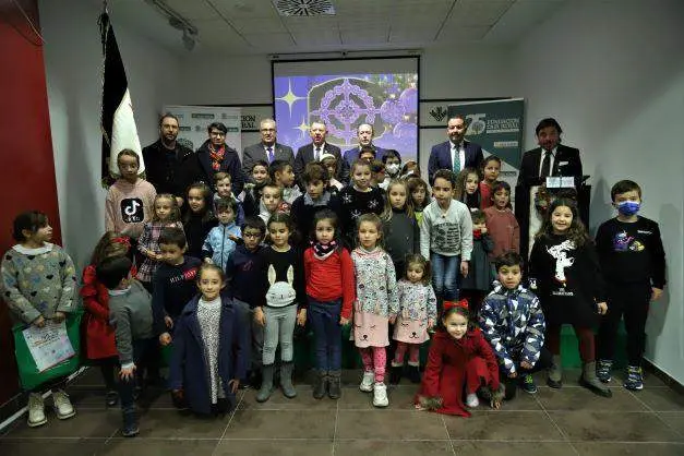 Menores premiados en el concurso de pintura navideña infantil. Fotografía: Hermandad de Jesús en su Tercera Caída