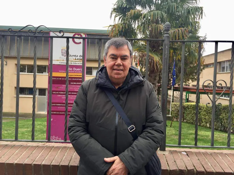 Alberto Jambrina a las puertas del IES Río Duero