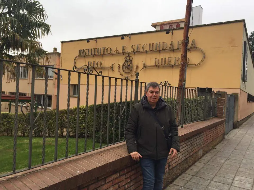 Alberto Jambrina a las puertas del IES Río Duero