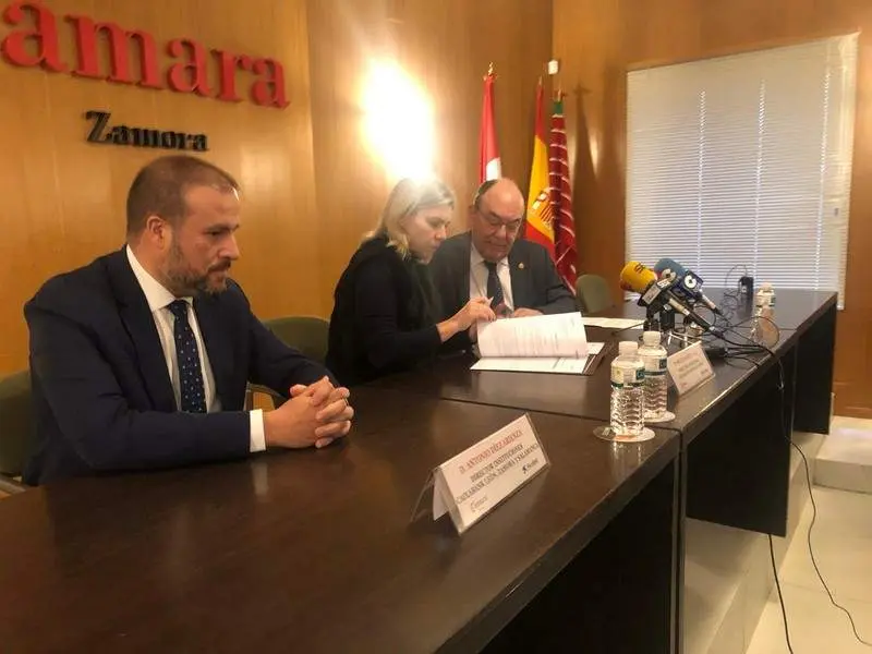 Firma del convenio en la Cámara de Comercio