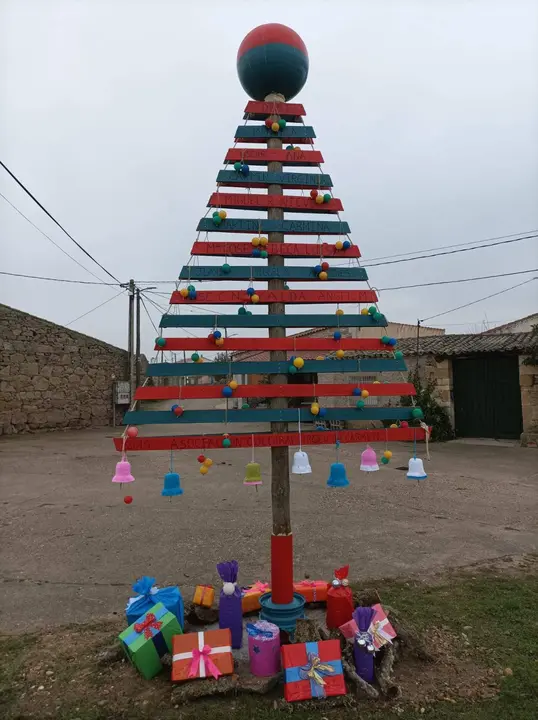 Abeto de Navidad realizado por la asociación cultural "Virgen del Castillo" de Figueruela. Fotografía: CEDIDA