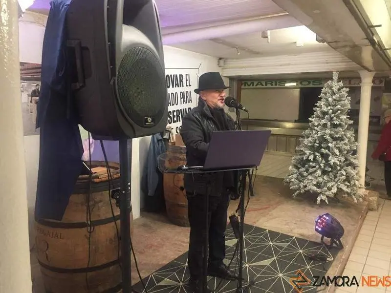Juan Ra cantando en el Mercado de Abastos