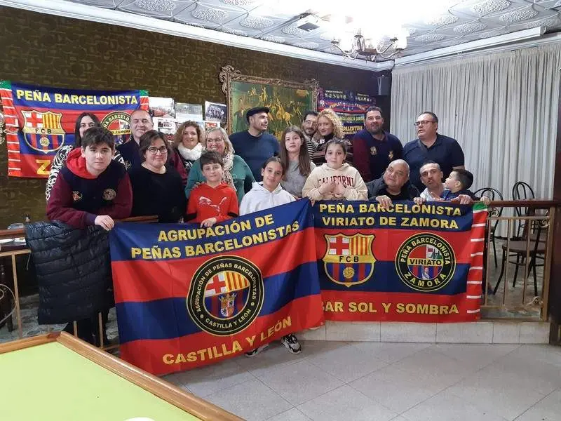 Foto de Familia de los miembros de la peña que asistieron al encuentro