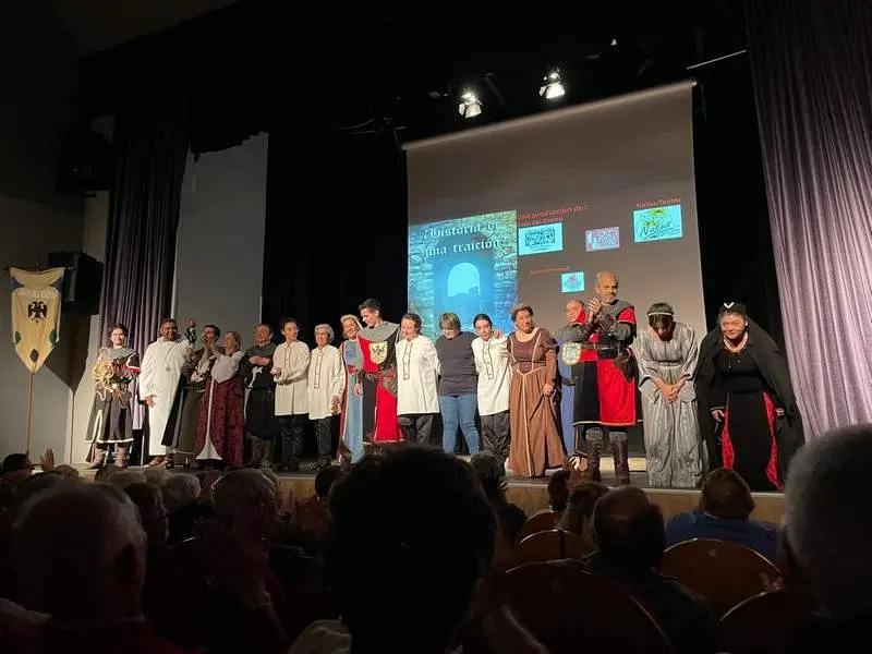 La compañía Natus y Juan del Enzina reciben los aplausos del público