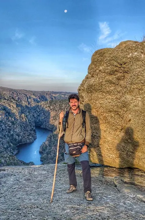 Sergio Aguilar 'Buenajera' a orillas de los Arribes. Fotografía: CEDIDA