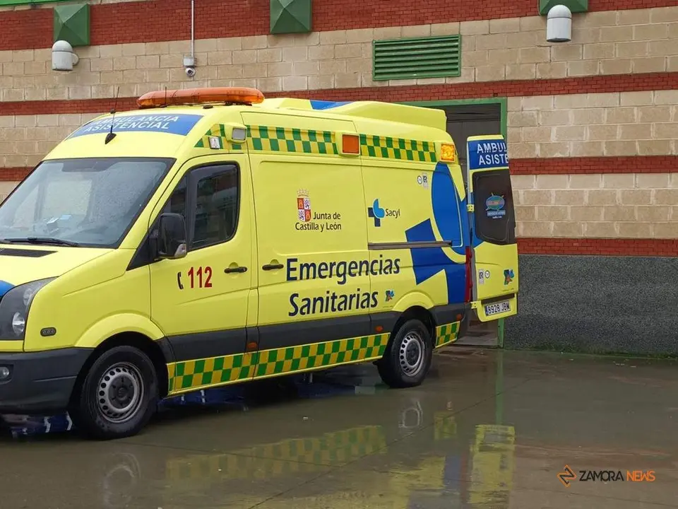 La ambulancia atiende una llamada de emergencia en el Centro Comercial Valderaduey
