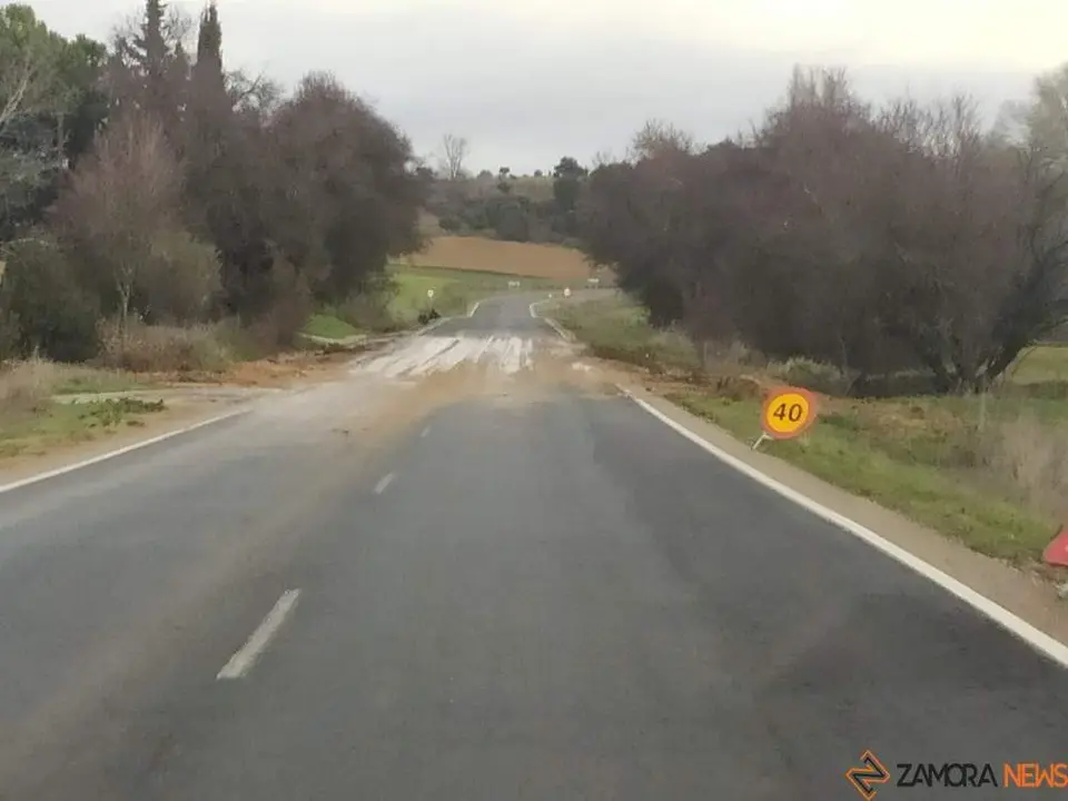 agua en carreteras