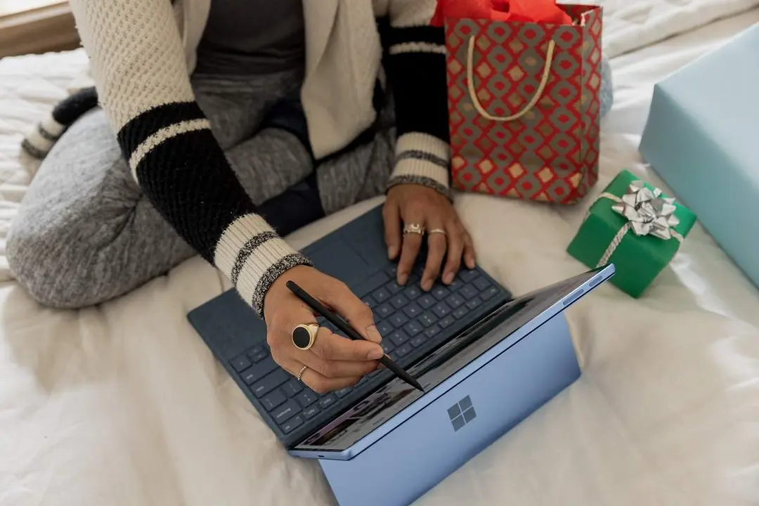 Compras por internet de regalos para a Navidad. Fotografía de archivo