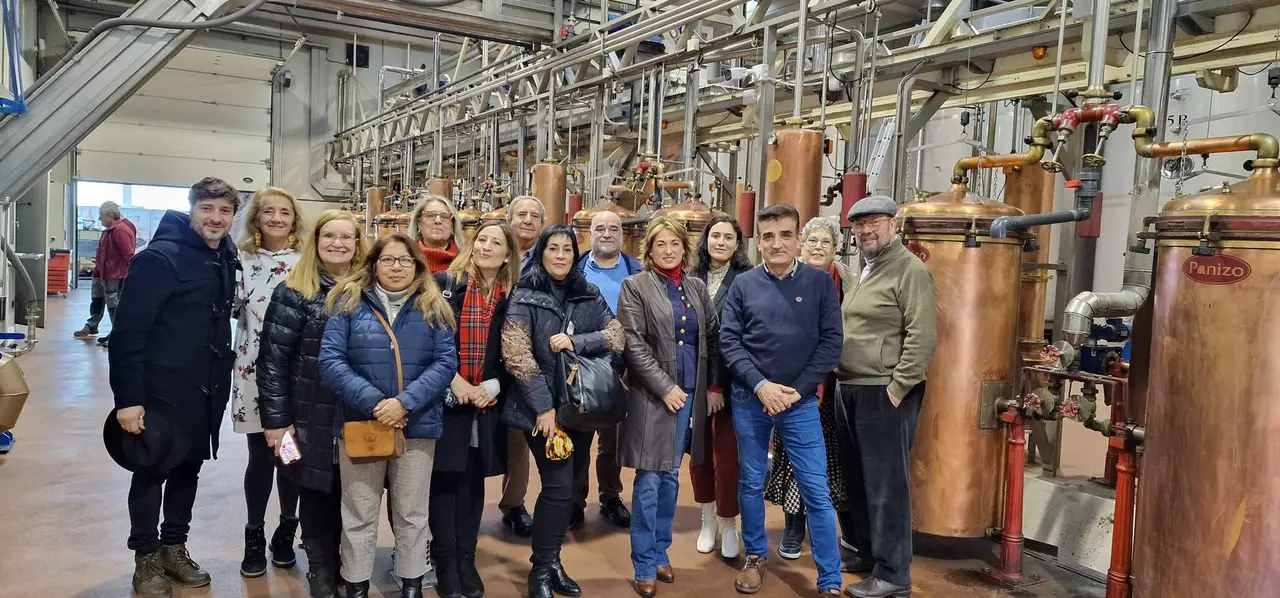 Visita miembros AEPEV a la destilería Orujos Panizo
