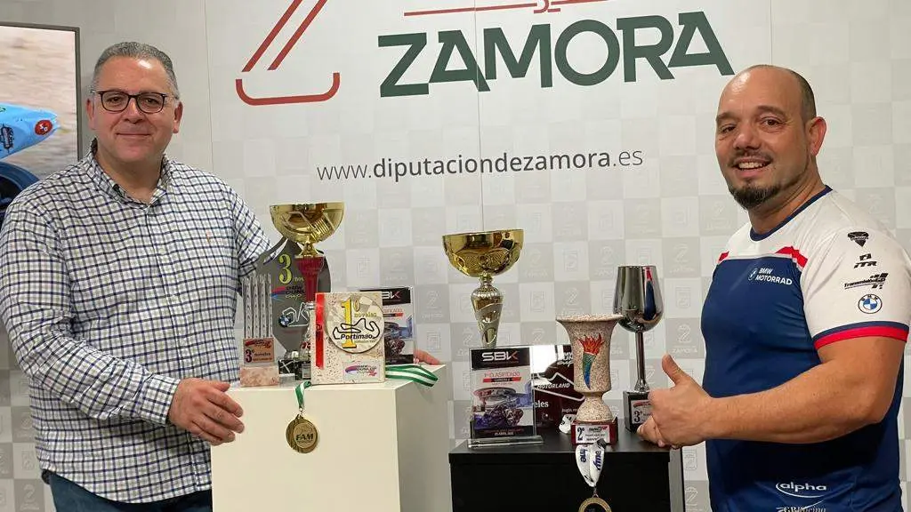 El piloto zamorano Carlos Blanco y el vicepresidente segundo de la Diputación, Jesús María Prada