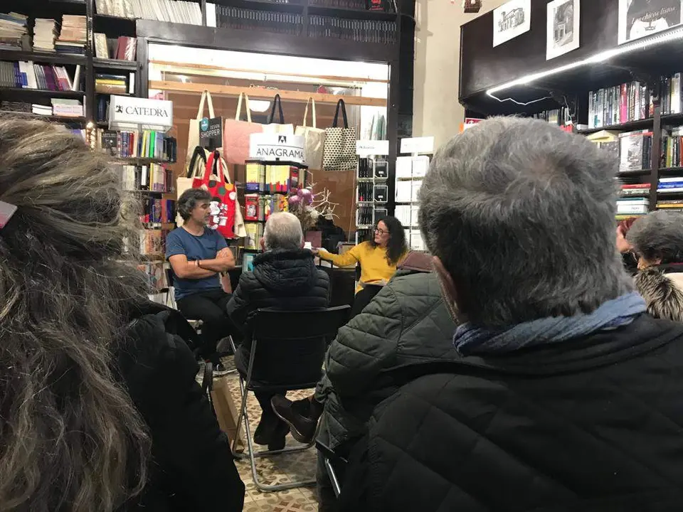 El escritor Pedro Simón durante la firma de libros de su novela "Los incomprendidos" en Semuret