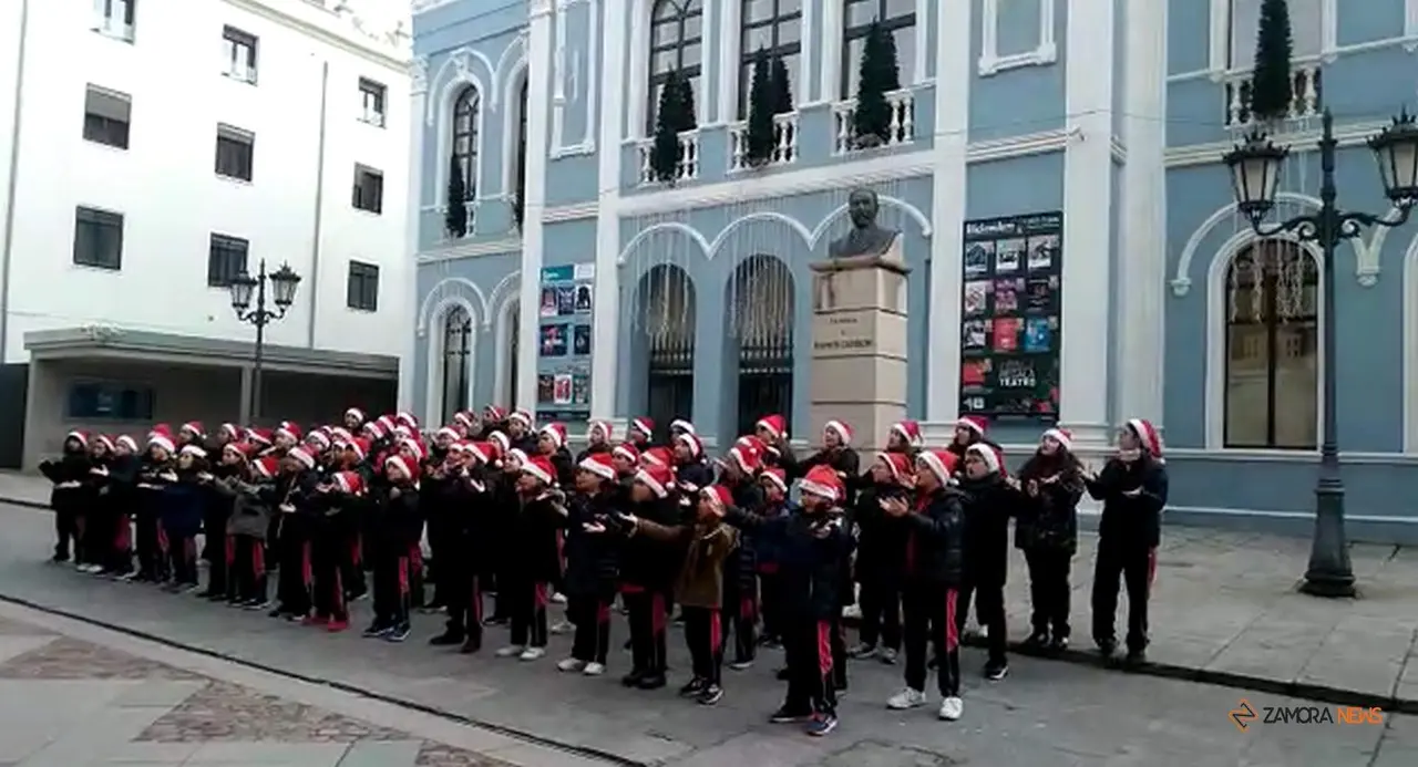 Actuación del coro Divina Providencia a las puertas del Obispado de Zamora_2