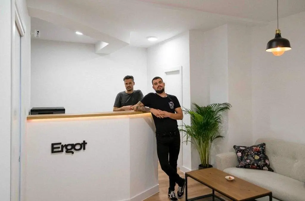Max y Carlos en su nuevo negocio Ergot Tattoo
