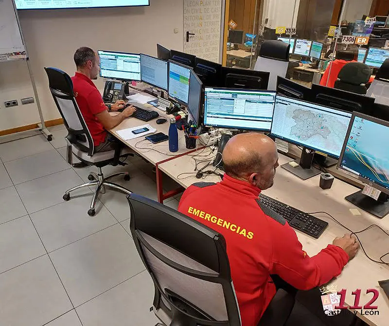 Técnicos en el Centro de Coordinación de Emergencias (CCE) en los primeros minutos de la búsqueda