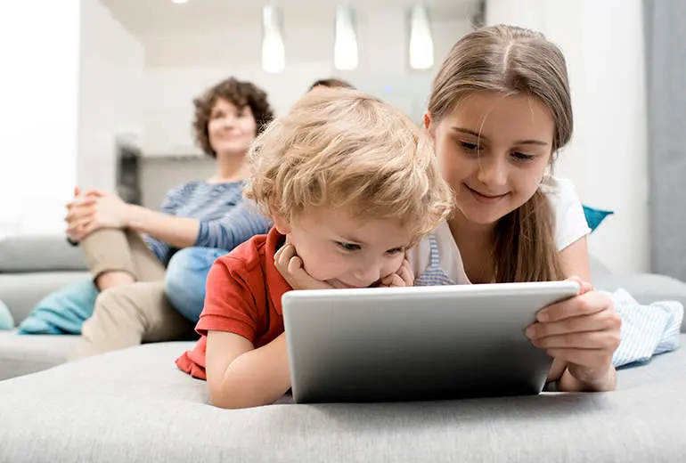 Niños jugando a videojuegos
