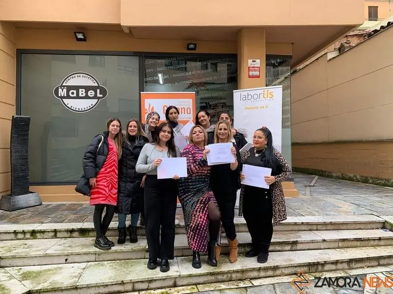 Las nuevas diplomadas con su profesora