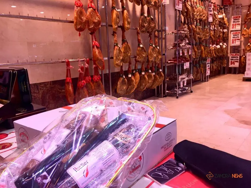 Mini cestas y jamones en una de las empresas cárnicas asentadas en Zamora