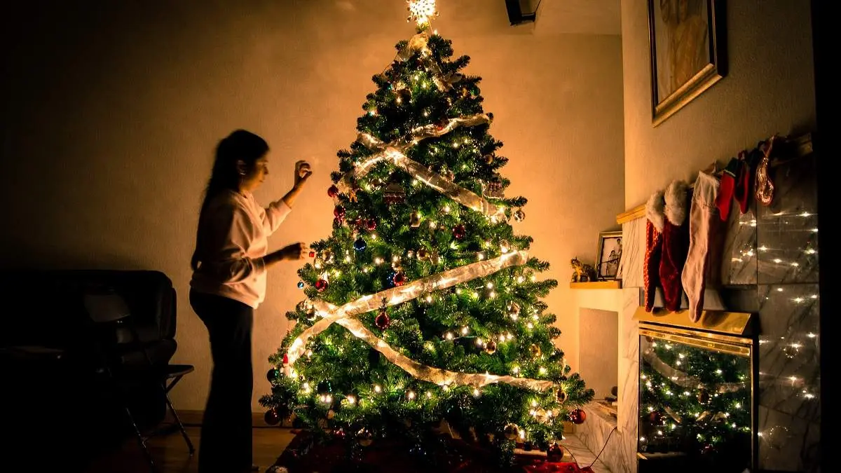 Luces árbol de Navidad. Fotografía de archivo.