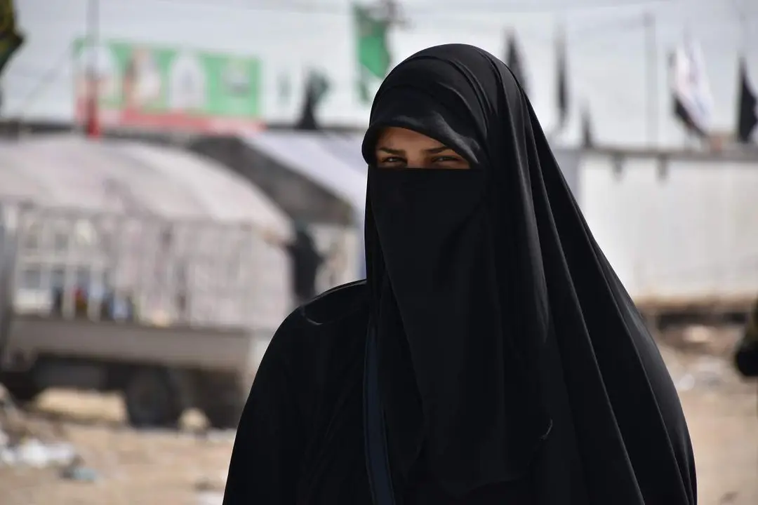 Mujer cubierta con un niqab en Afganistán