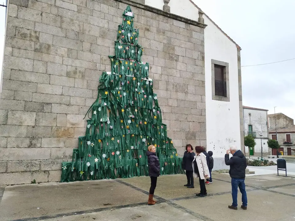 El árbol de Navidad montado sobre el frontón de Bermillo por los integrantes de La Mayuela. Fotografía: CEDIDA