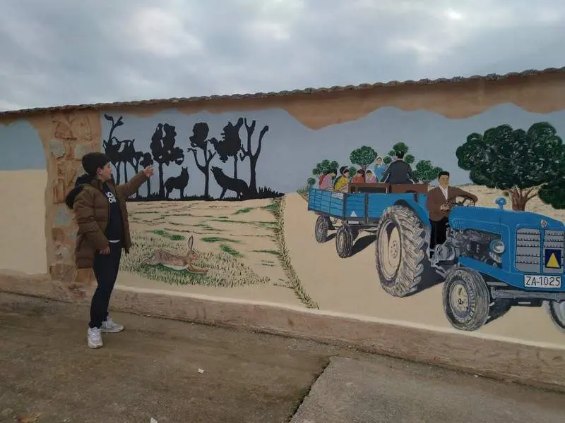 Un niño del pueblo observa el mural