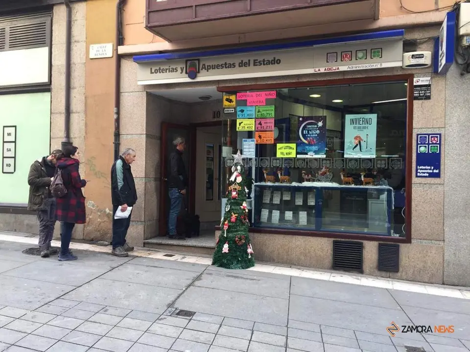 Zamoranos comprando Lotería en Zamora