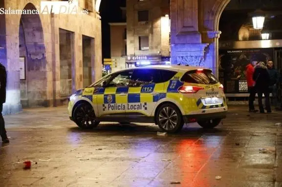 Un coche de la Policía Local vigilando la noche salmantina vía Salamancartvaldia.es