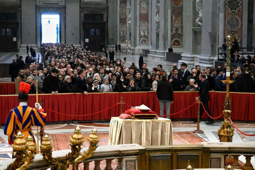 Capilla ardiente con los restos del papa emérito, Benedicto XVI. Fotografía: Vatican News