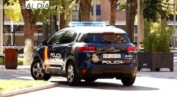 Un coche de la Policía Nacional de Salamanca vía Salamancartvaldia.es