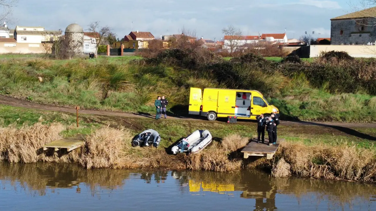 Rescate del cuerpo del piloto del ultraligero siniestrado en Villamarciel. Fotografía: @gsrvalladolid