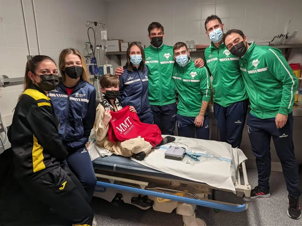Miembros de los clubes en la visita al Virgen de la Concha