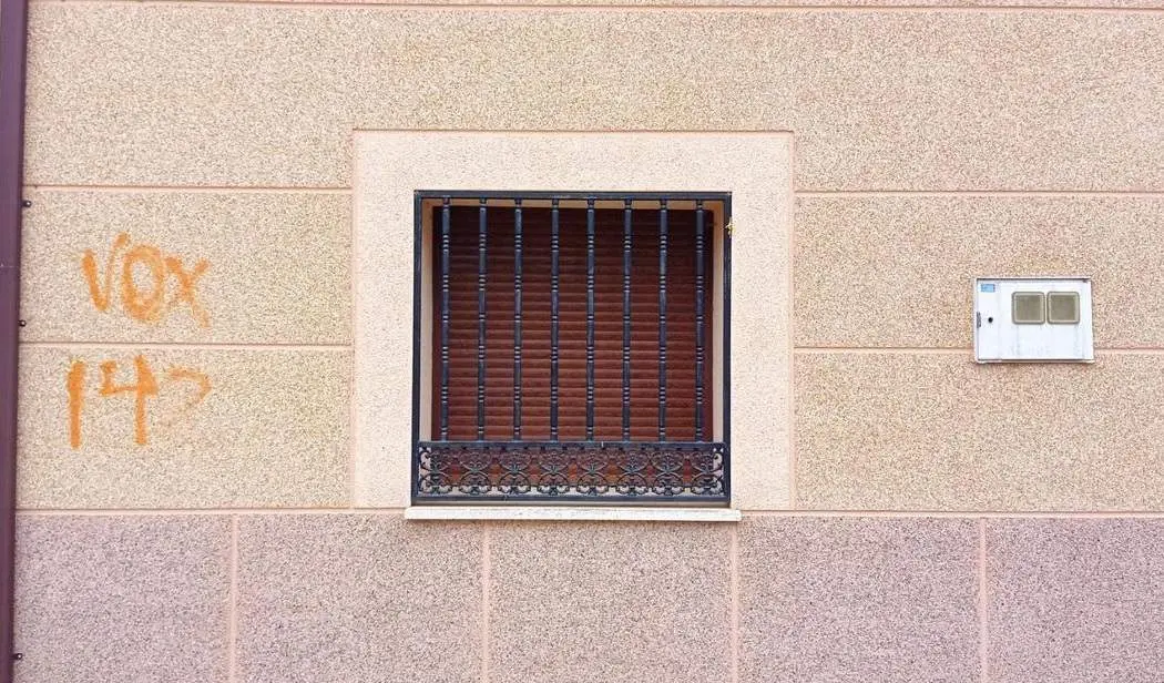Fotografía de la vivienda con pintadas de la teniente de alcalde en Pajares de la Lampreana
