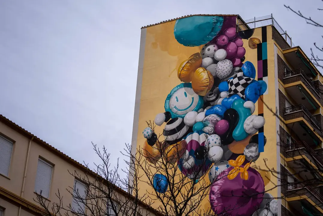 Nuevo mural en Príncipe de Asturias, titulado 'La suelta de globos'
