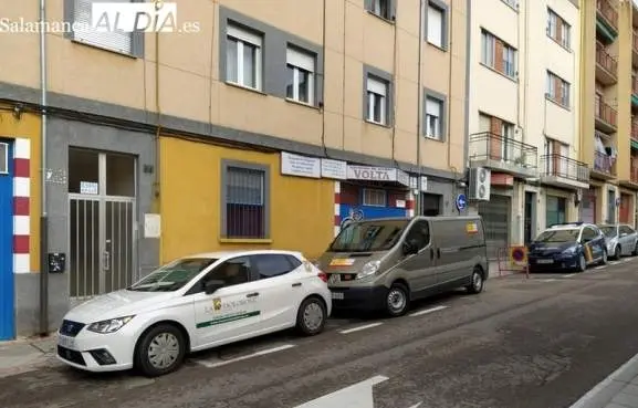 Una patrulla de la Policía y un coche de la funeraria, en el lugar donde han ocurrido los hechos vía Salamancartvaldia.es