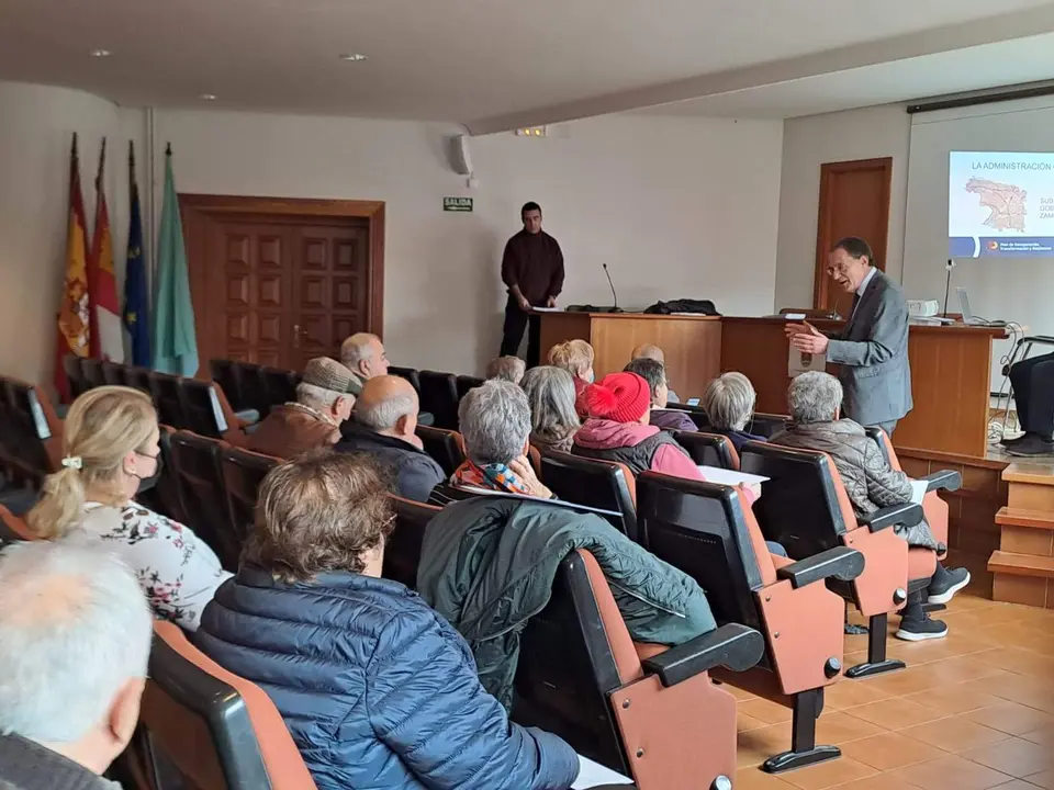 El subdelegado ángel Blanco durante una de las charlas informativas sobre el funcionamiento del servicio “La Administración cerca de ti”
