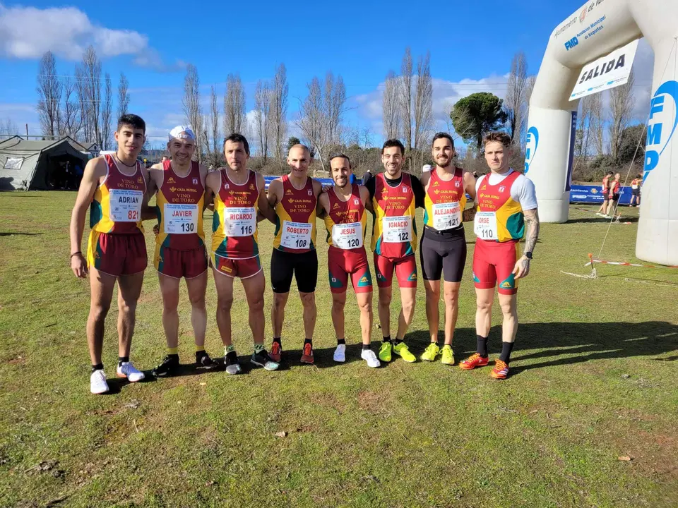 Atletas del Vino Toro Caja Rural durante el Campeonato autonómico de campo a través