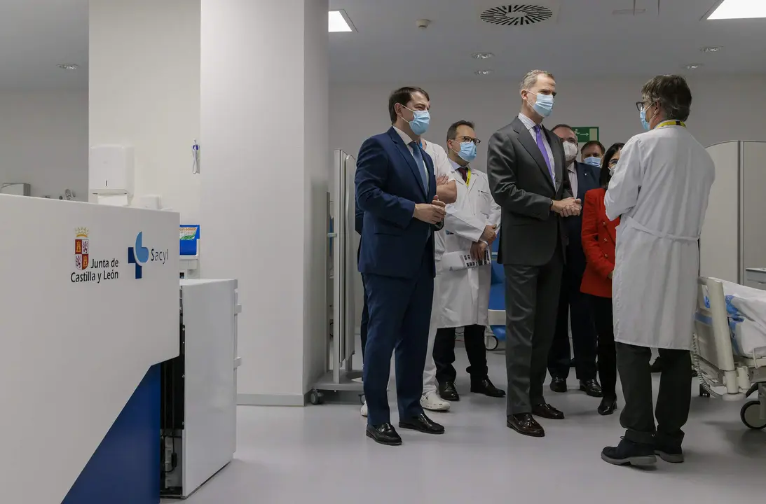El rey Felipe VI y el presidente de la Junta, Alfonso Fernández Mañueco, durante la inauguración del edificio del nuevo Hospital de Salamanca
