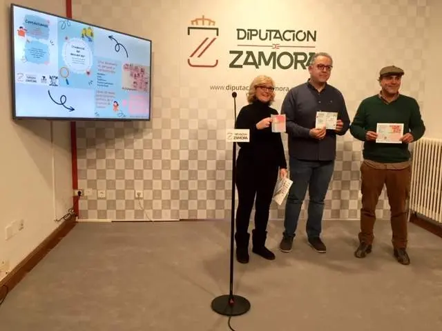 Presentación de la credencial de descubridor impulsada por AZTUR. De izquierda a derecha: la presidenta de la Asociación Zamorana de Turismo Rural (AZTUR), Patricia García Gómez, el vicepresidente segundo de la Diputación Jesús María Prada y el vicepresidente de AZTUR, Víctor Luna Díez