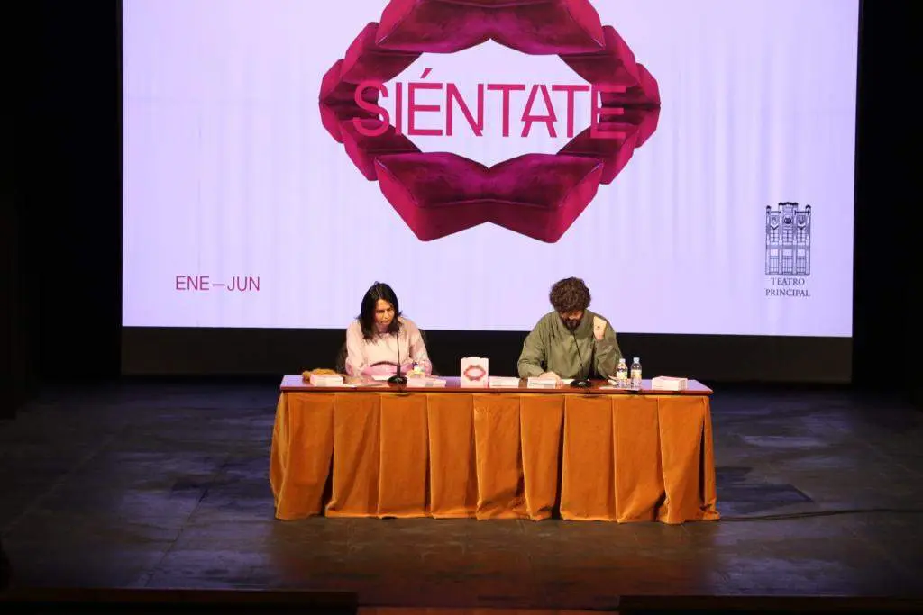 Presentación primera temporada del 2023 del Teatro Principal de Zamora. La Concejala de Cultura del Ayuntamiento, María Eugenia Cabezas, y el director del teatro, José María Esbec
