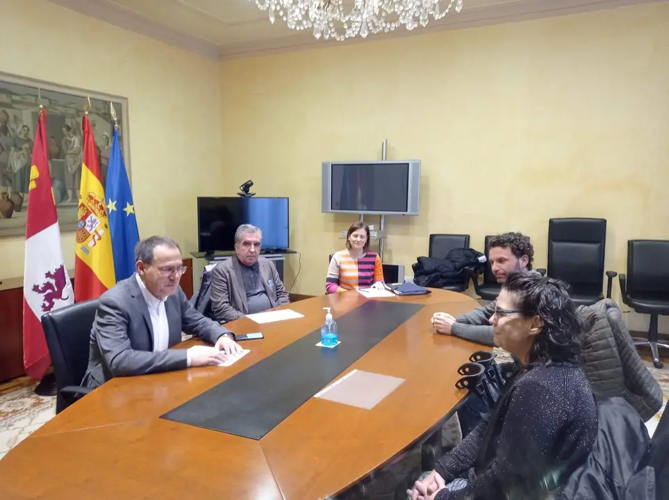 Reunión del subdelegado con miembros del Ayuntamiento de Cubo del Vino
