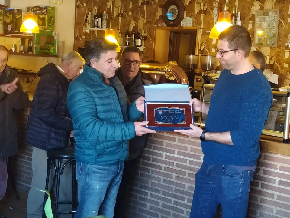El alcalde de Granja de Moreruela, Juan Carro, hace entrega al médico Juan Manuel Calderón Guadalupe de una placa conmemorativa